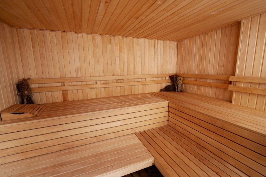 Go-Hinoki-trong-phong-xong-hoi
