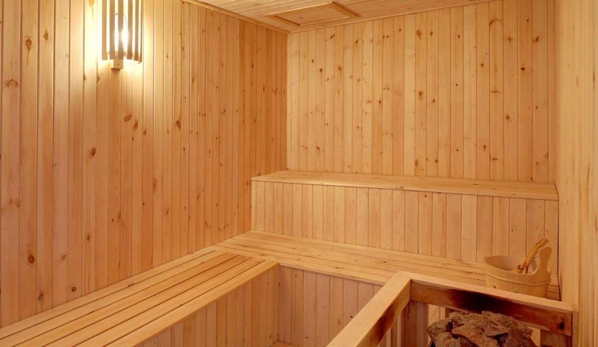 So sánh gỗ Hinoki và gỗ thông dùng cho phòng xông hơi