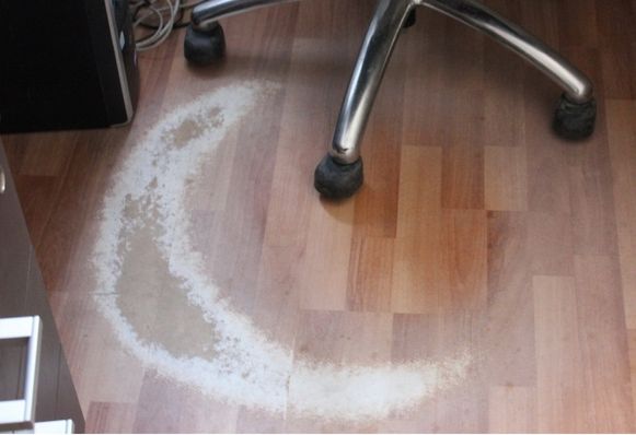 tránh làm xước sàn gỗ